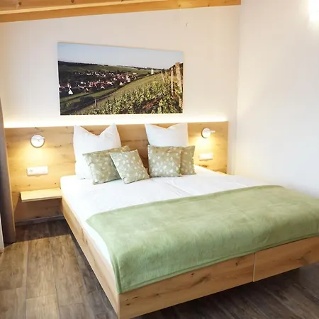 Weingut & Gaestehaus Julianenhof بيت ريفي نيرستين