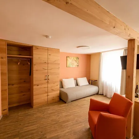 Weingut & Gaestehaus Julianenhof بيت ريفي نيرستين