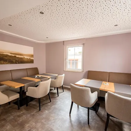 Weingut & Gaestehaus Julianenhof بيت ريفي *